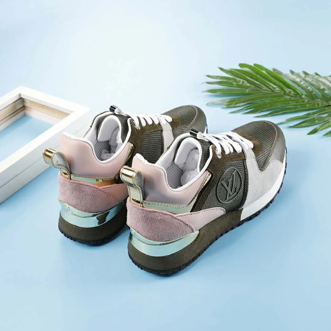 👟👟Ex-factory price 400👟👟 Men's size +10 Couple style, 2019 spring and summer new LOUIS VUITTON The same style of casual sports shoes is launched on Louis Vuitton's official website. Fabric: imported cowhide/cow velvet/breathable mesh, (imported mesh with silicone LV logo), rubber combination outsole, 2cm behind the sole, built-in 0.5cm comfortable feet, size 35-41 for women, 39-46 for men, welcome new and old customers to repost pictures for sale